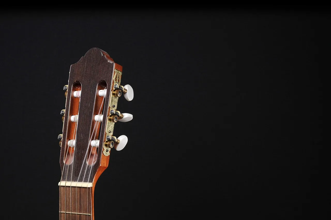 E B C#m A à la guitare : contourner les barrés avec des triades pour débutants
