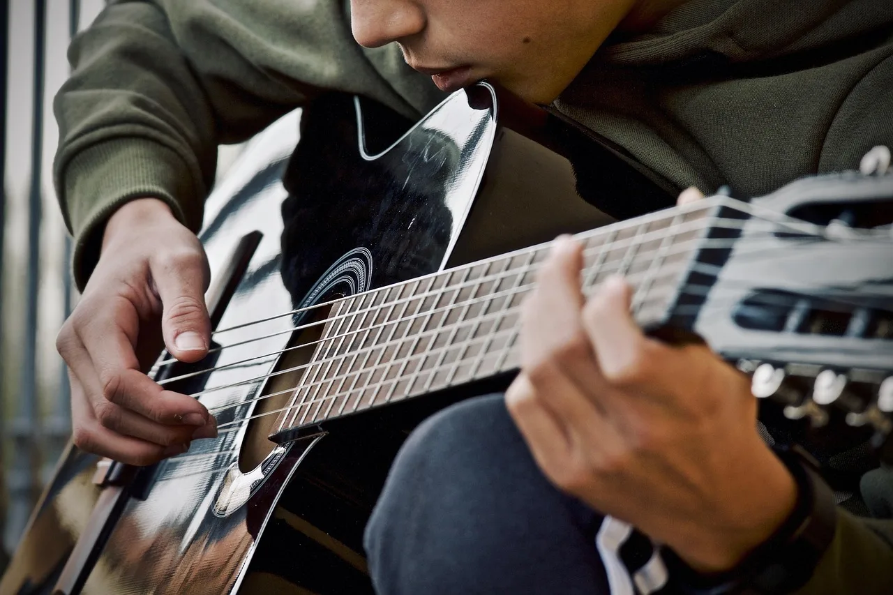 Réussir les accords difficiles sans barré à la guitare : triades et formes simplifiées